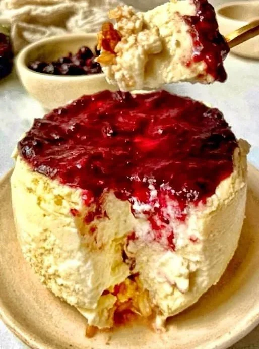 Sobremesa cremosa com cobertura de frutas vermelhas